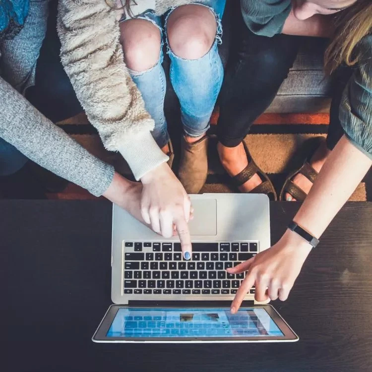 Mit Social Commerce können Sie über soziale Medien verkaufen und für Ihre Produkte und Dienstleistungen werben.