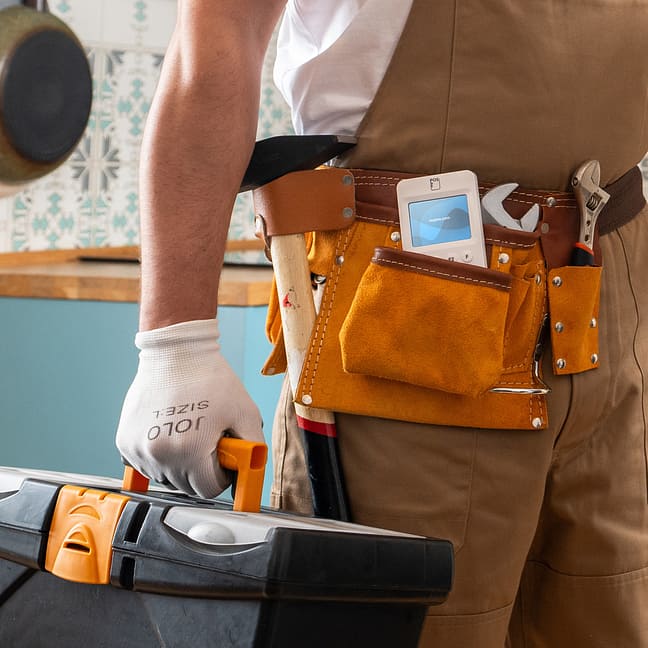 Tradesman using myPOS mobile payment terminal in a tool belt