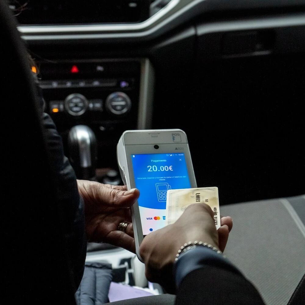 Le imprese di taxi accettano i pagamenti con carta con mypos