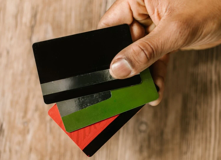 La differenza tra Bancomat, carta di debito, prepagata e carta di credito