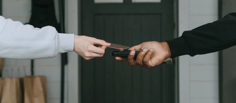 Come sapere se una carta è contactless - Una carta di credito con un simbolo per il pagamento senza contatto